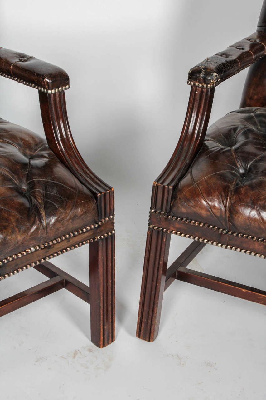 Pair of Brown English Tufted Leather Chesterfield Armchairs In Good Condition For Sale In New York, NY