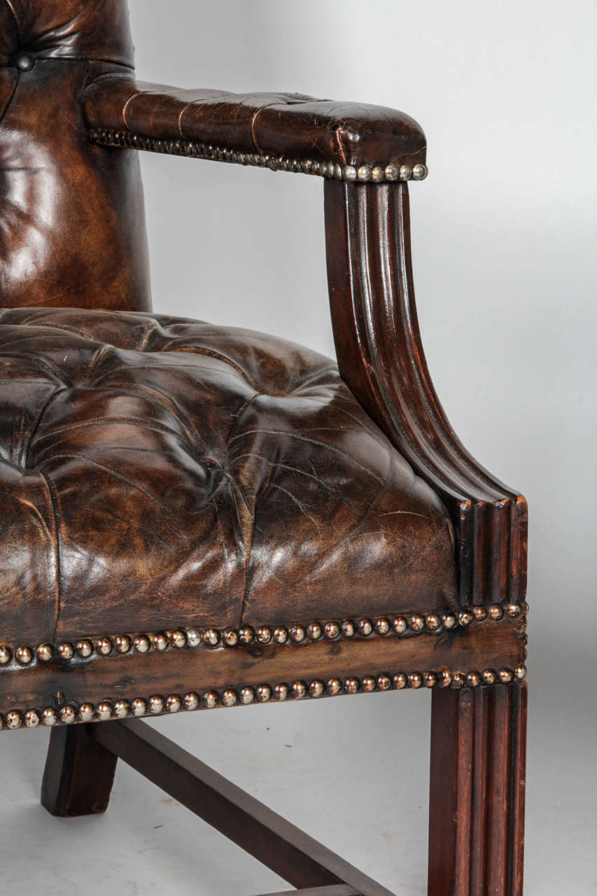 20th Century Pair of Brown English Tufted Leather Chesterfield Armchairs For Sale