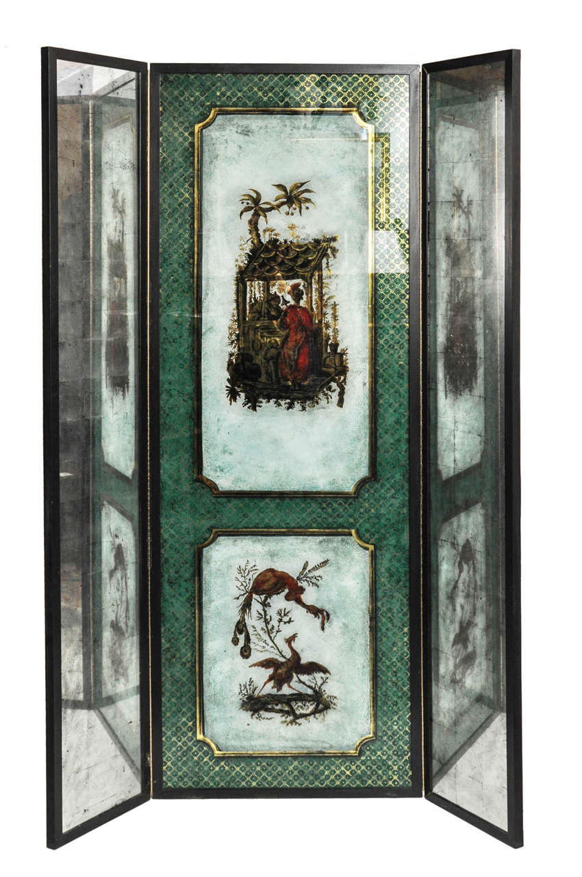 English Mid-Century reverse-painted and gilt mirror floor screen, circa 1970, with chinoiserie decorated central panel and two mirrored side panels in silver leaf. Center panel width: 25 1/2 in. Side panel width: 12 5/8 in. each.