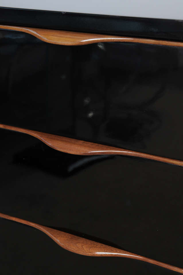 Midcentury High Gloss Black Lacquer and Teak Dresser In Excellent Condition In Miami, FL