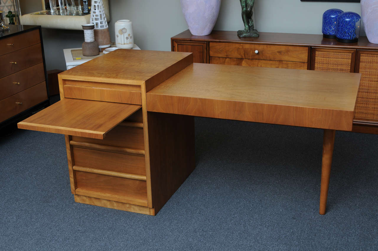 Grand T.H. Robsjohn Gibbings Walnut Desk In Excellent Condition In Miami, FL