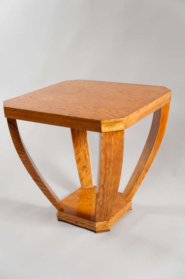 Table en bois de citronnier.