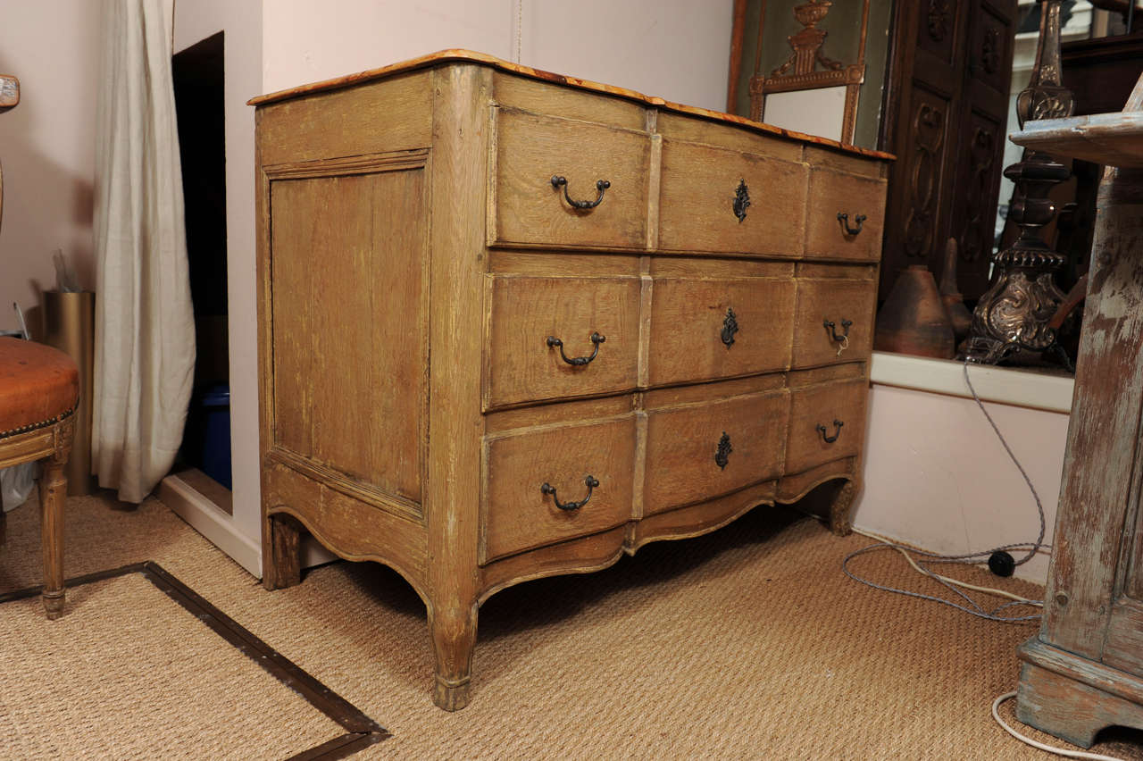 French 18th.Century oak commode, with 3 drawers.
Top is renewed with marbled wood.