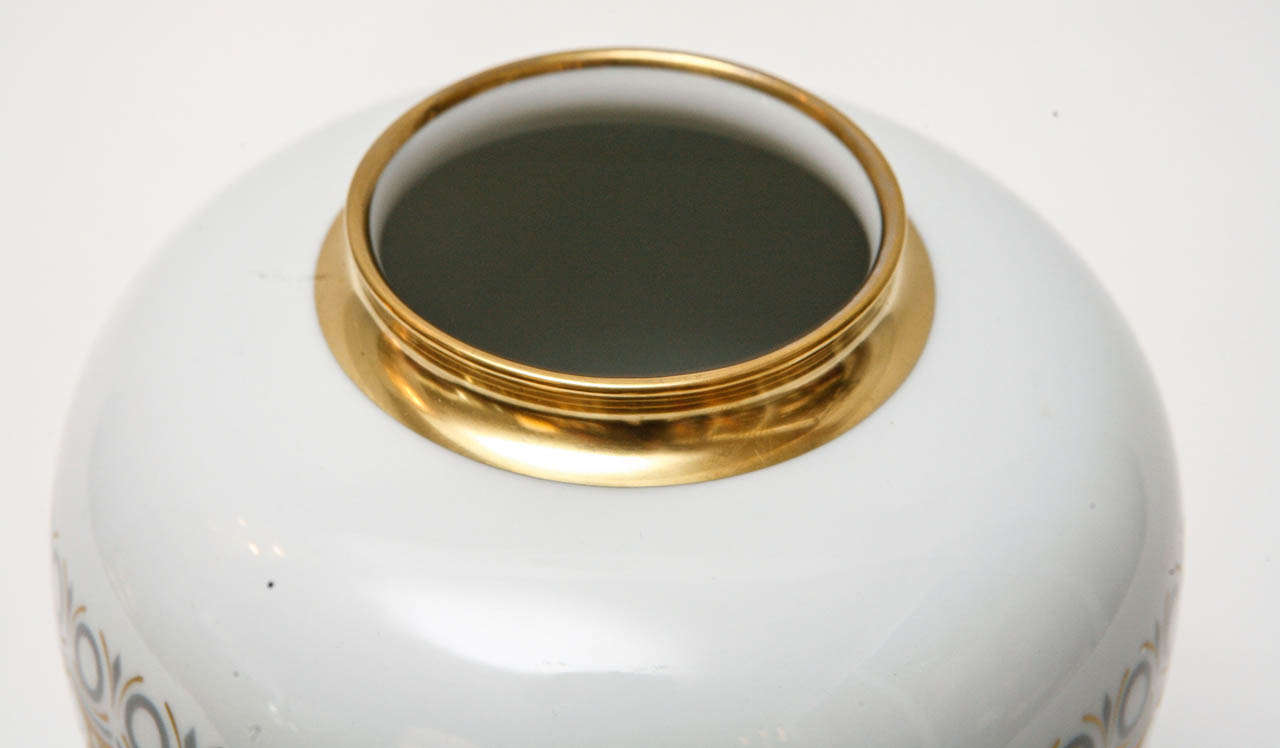 Porcelaine Vase en porcelaine allemande par Jaeger & Co.