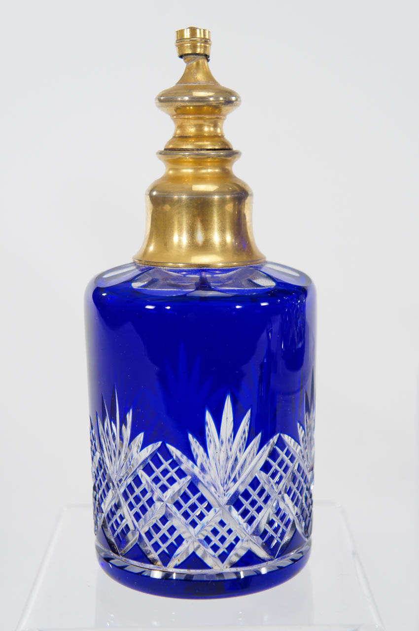 Français  Ensemble de huit commodes en cristal cobalt taillé à transparent de Baccarat du 19ème siècle en vente