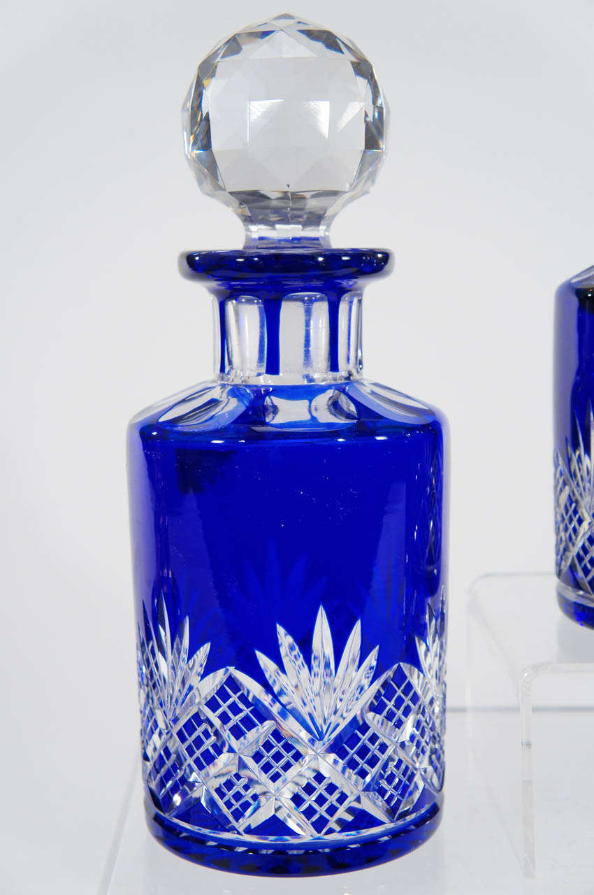 Ensemble de huit commodes en cristal cobalt taillé à transparent de Baccarat du 19ème siècle Excellent état - En vente à Great Barrington, MA