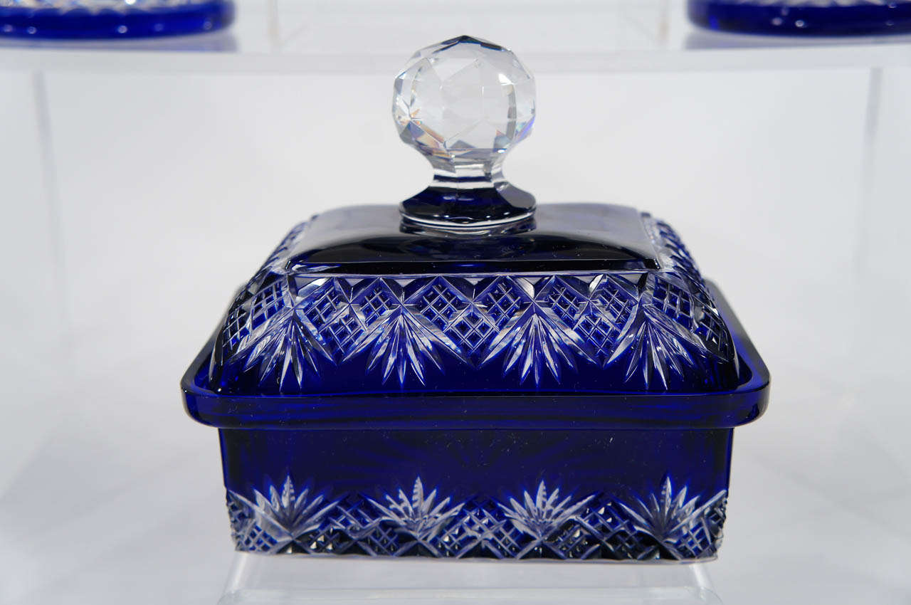 Cristal  Ensemble de huit commodes en cristal cobalt taillé à transparent de Baccarat du 19ème siècle en vente