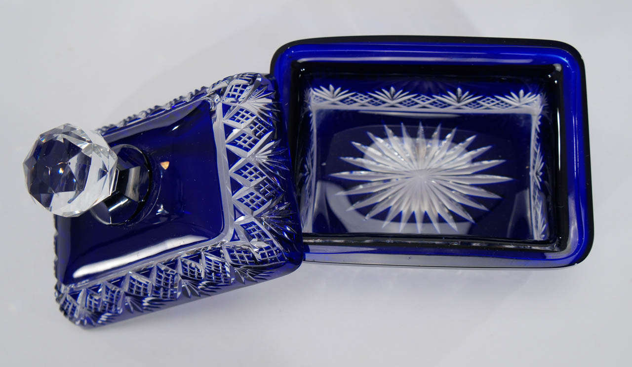  Ensemble de huit commodes en cristal cobalt taillé à transparent de Baccarat du 19ème siècle en vente 3