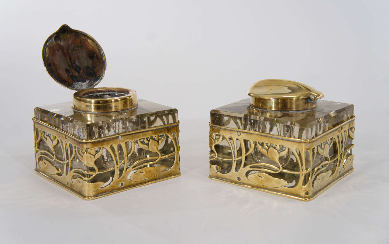 Calamaio doppio Art Nouveau in ottone e cristallo massiccio del 1890 circa in vendita 2