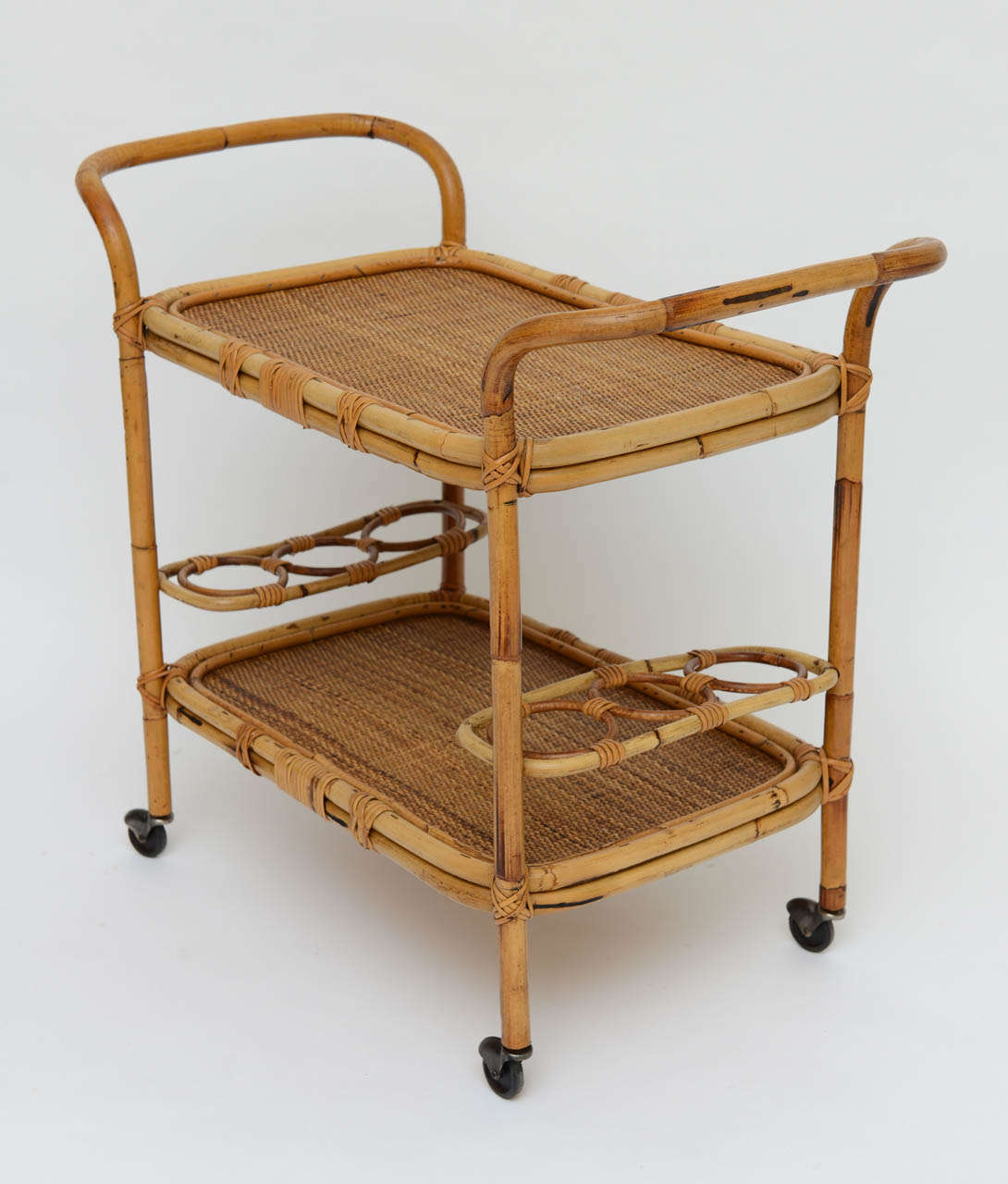 Américain chariot de bar à roulettes en rotin et cannage des années 1960