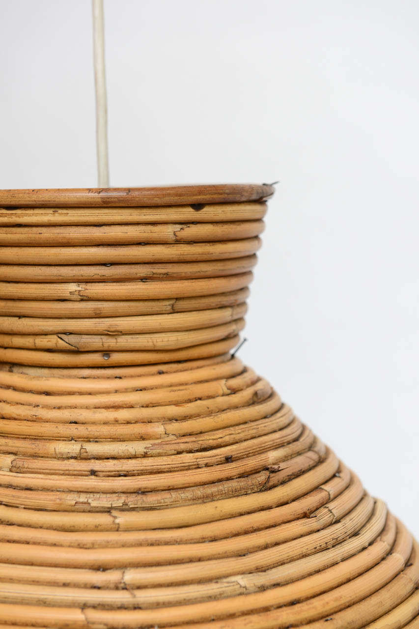 Großformatige Rattan Pendelleuchte - Flare Top im Zustand „Hervorragend“ in Miami, FL