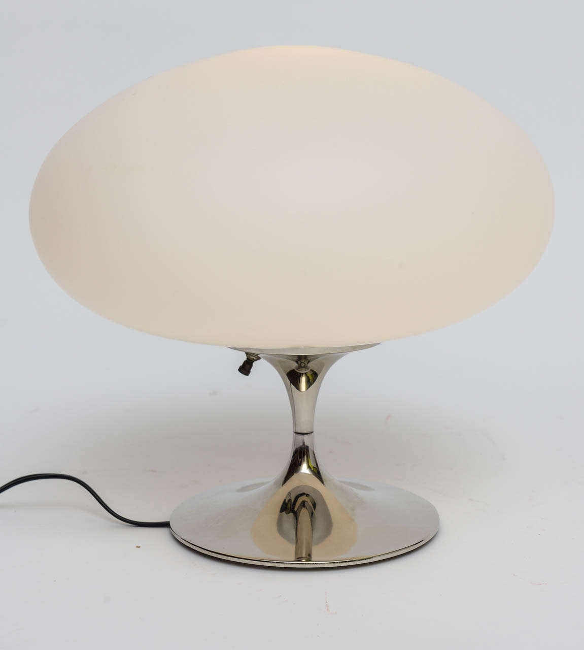 Laurel Satin Glass & Nickel Tulip Mushroom Table Lamp In Excellent Condition In Miami, FL