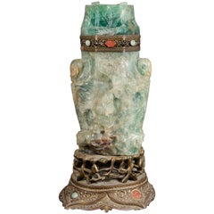 urne chinoise du 19ème siècle en quartz vert sculpté sur pied