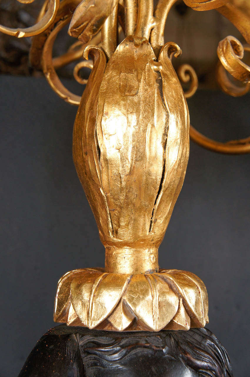 Bois doré Paire de grands candélabres baroques Putti en bois sculpté et doré et fer doré  en vente