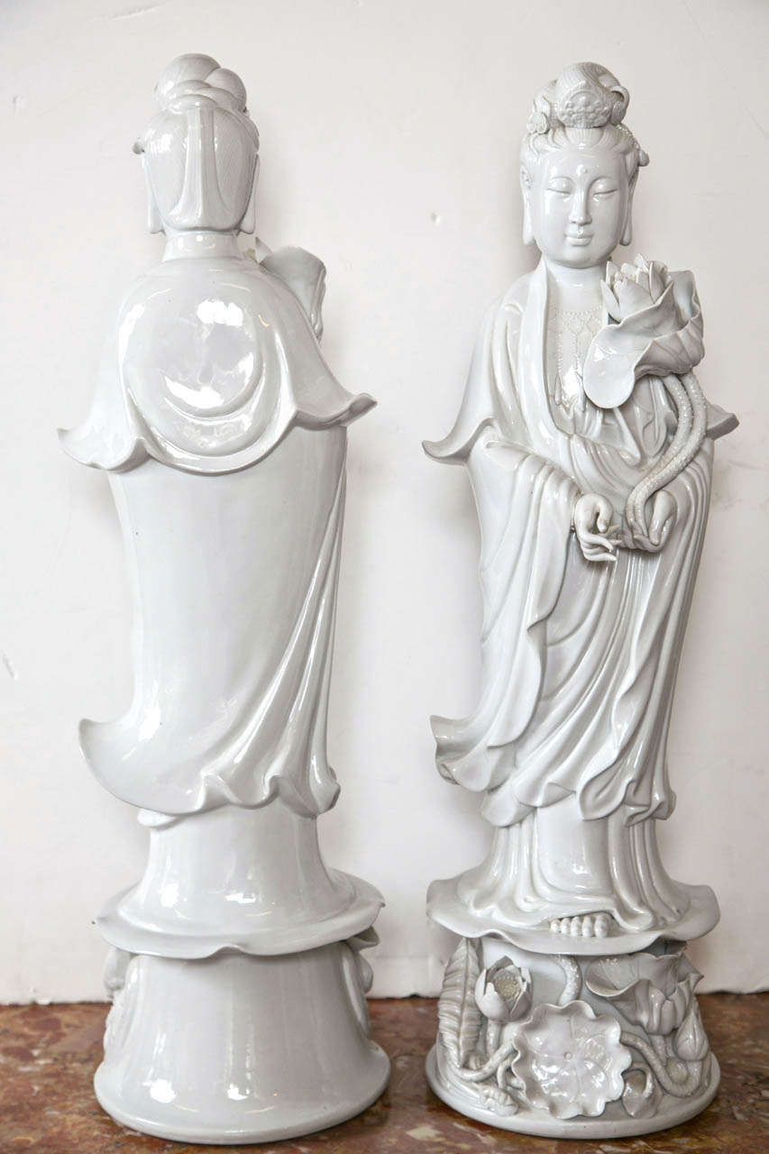Paire de figures féminines en porcelaine blanche de Chine 1