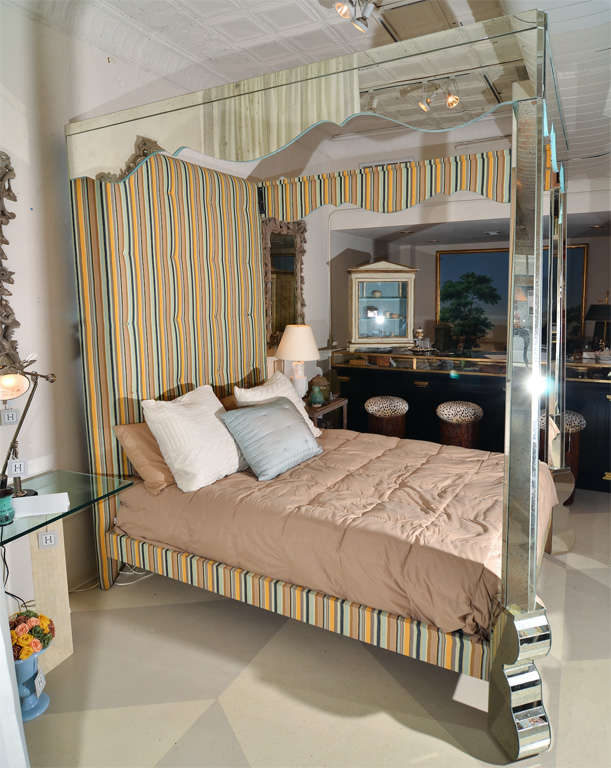 Fabulous Mirrored and Upholstered Queen-Size Canopy Bed,<br />
with shaped cornice and tapered columnar supports