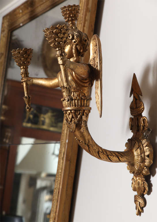 italien Paire d'appliques néoclassiques en bois doré sculpté du 18ème / 19ème siècle en vente