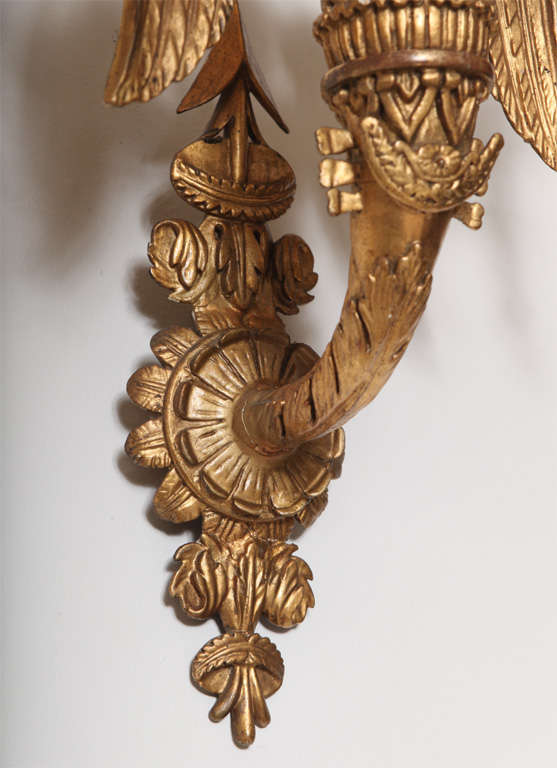 Paire d'appliques néoclassiques en bois doré sculpté du 18ème / 19ème siècle en vente 1