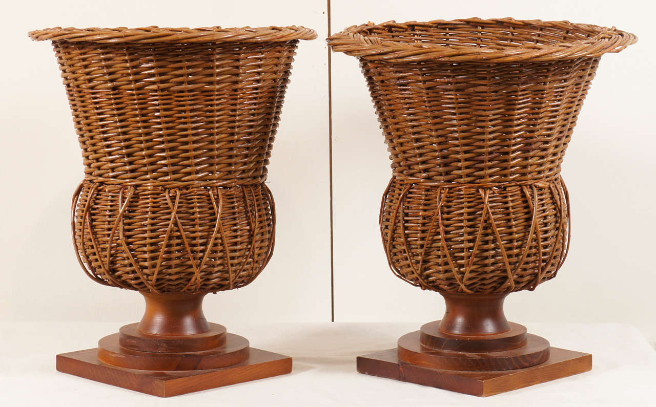 A Pair of Wicker Urns In Good Condition In Hudson, NY