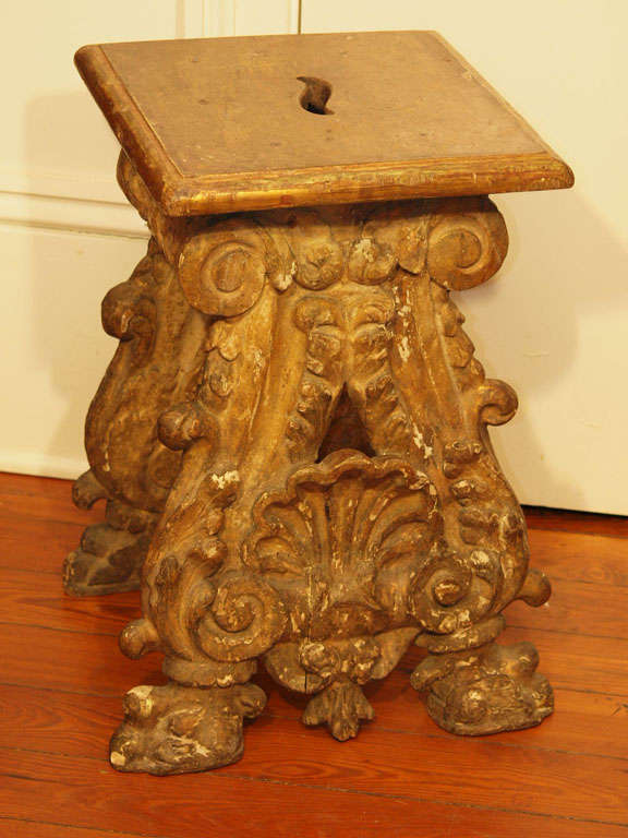 17. Jahrhundert Italienischer geschnitzter vergoldeter Holzhocker