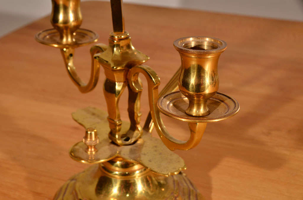 Vergoldete Bronze-Bouillotte-Lampe mit 2 Lichtern (Französisch) im Angebot
