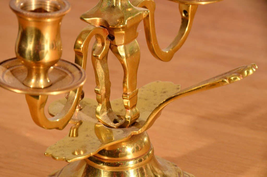Bronze doré Lampe bouillotte à 2 lumières en bronze doré en vente