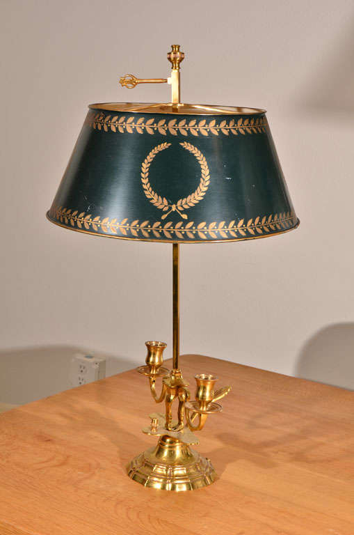 Lampe Bouillotte à 2 lumières en bronze doré,<br />
avec abat-jour en tole décorée