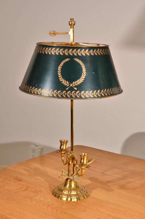 Lampe Bouillotte à 2 lumières en bronze doré,<br />
avec abat-jour en tole décorée