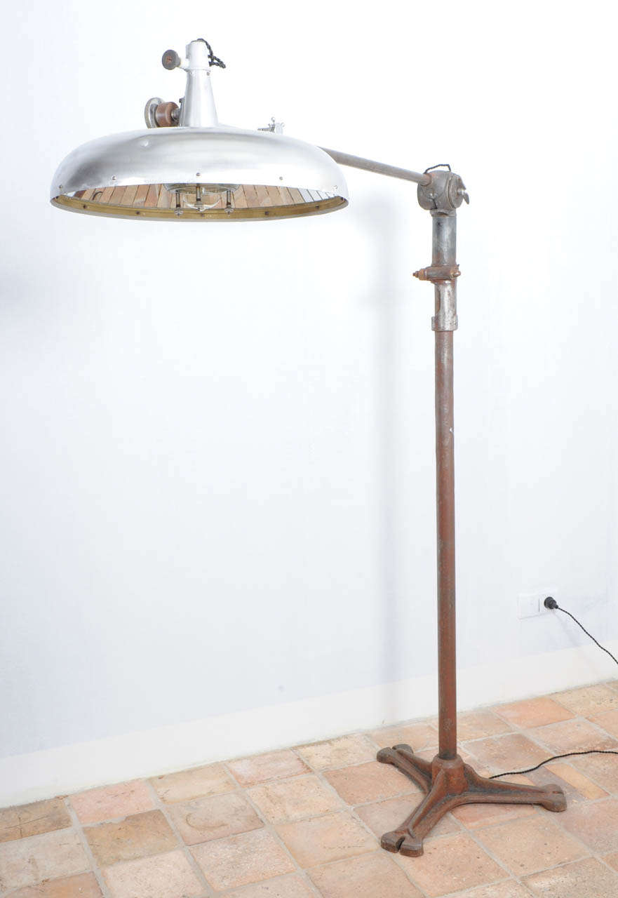 An antique 61 mirror industrial machine age, surgeons/dentist light, mounted on an old cast-iron tripod, making it a standing floor light.
The aluminium and iron polished. The head with the mirrors also with it's original makers makers: by Barier