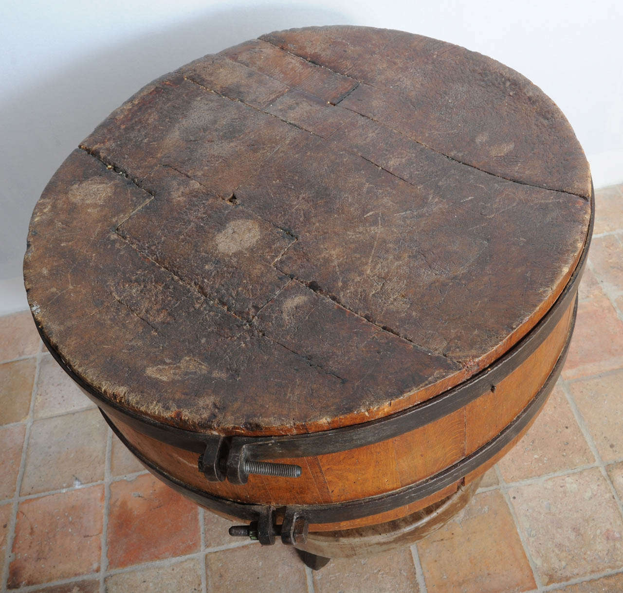 A Very Rare Round Wooden Butchers Block with Wrought-Iron Straps In Good Condition In Baambrugge, NL