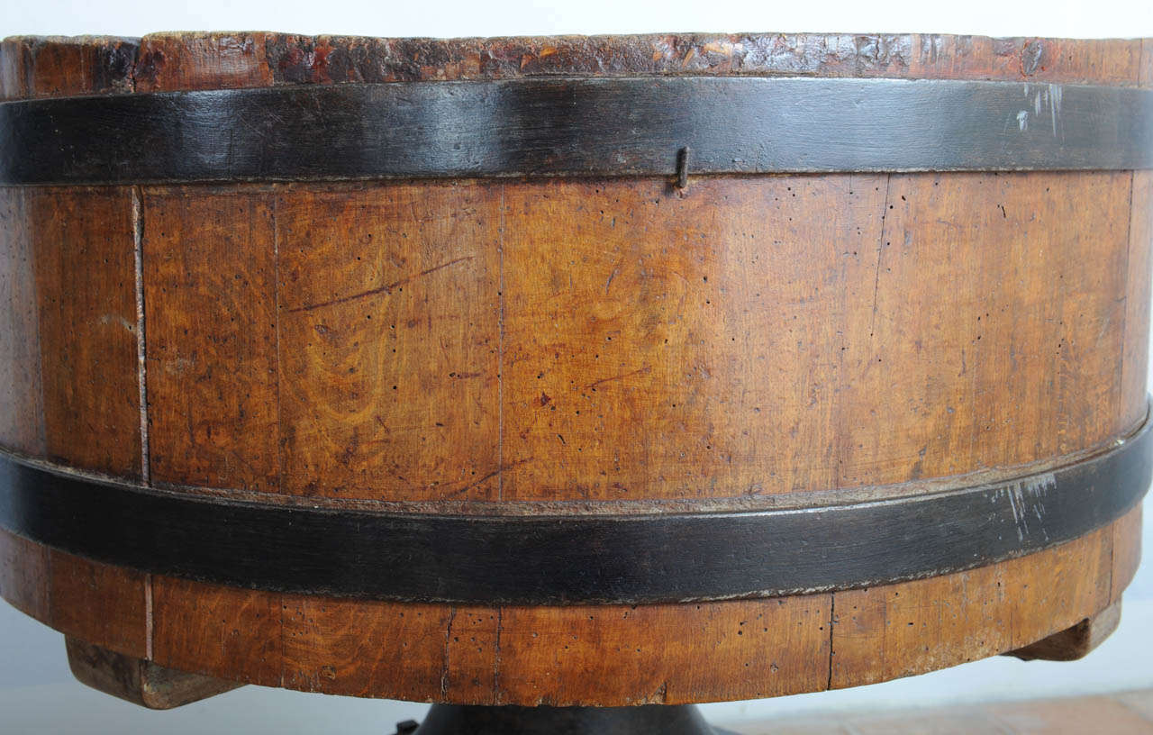 Ein sehr seltener runder hölzerner Metzgerblock mit schmiedeeisernen Riemen 4