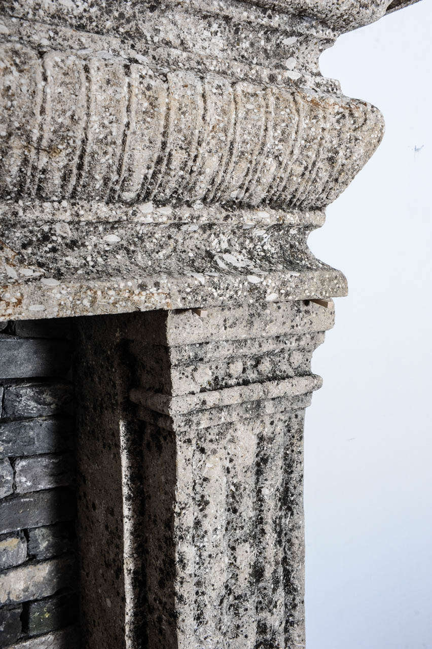 An 18th century limestone Italian  fireplace  In Good Condition In Baambrugge, NL