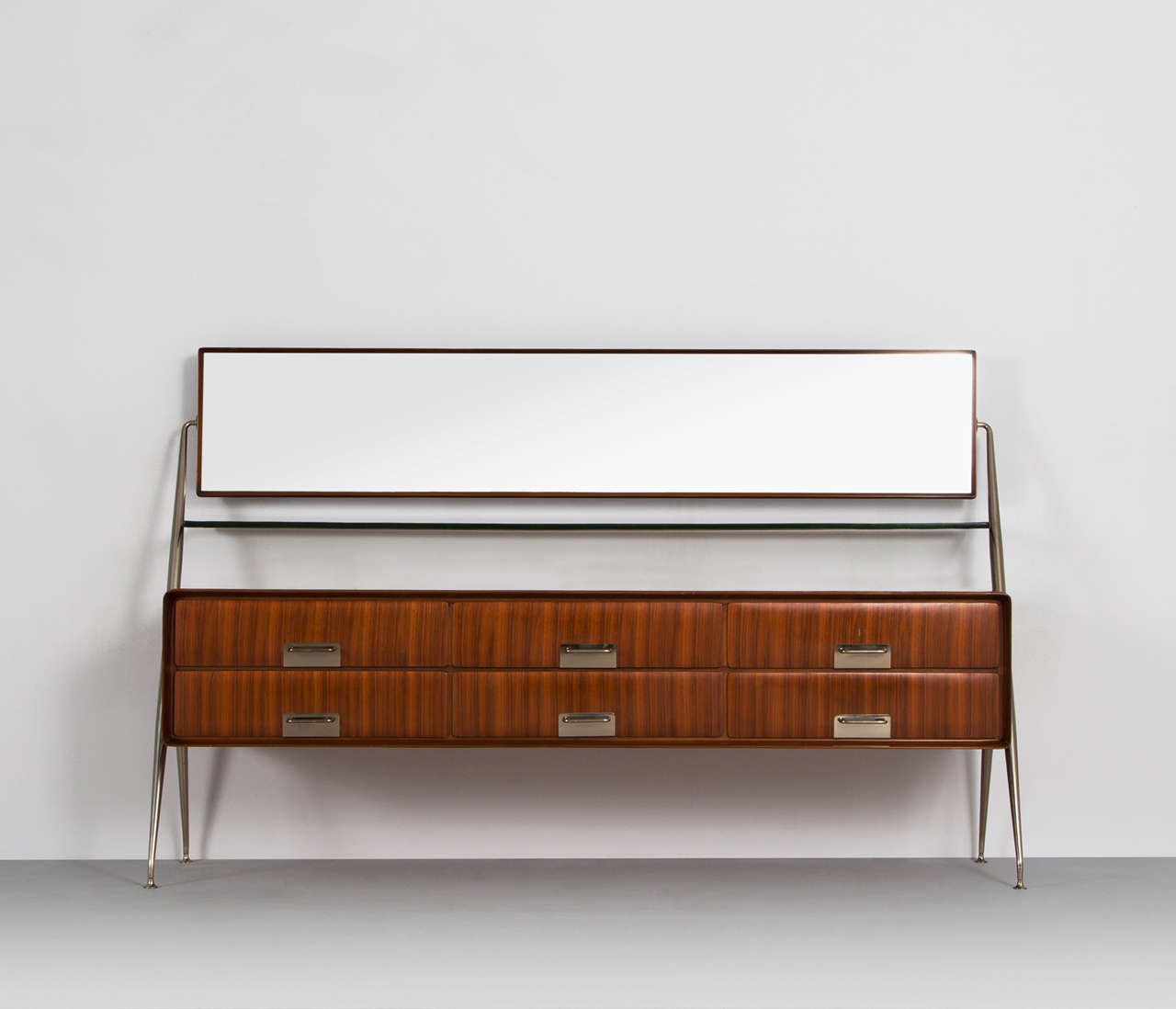 Sideboard, in metal, wood and glass, by Silvio Cavatorta, Italy, 1958.

Elegant and rare Italian sideboard by Silvio Cavatorta equipped with six drawers, glass shelf and pivoting mirror. Tapered angular gilded supports and brass details. A classic