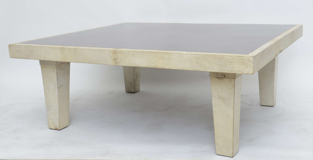 Table basse Art Déco tardif en ébène de Macassar, palissandre et parchemin, Dominique