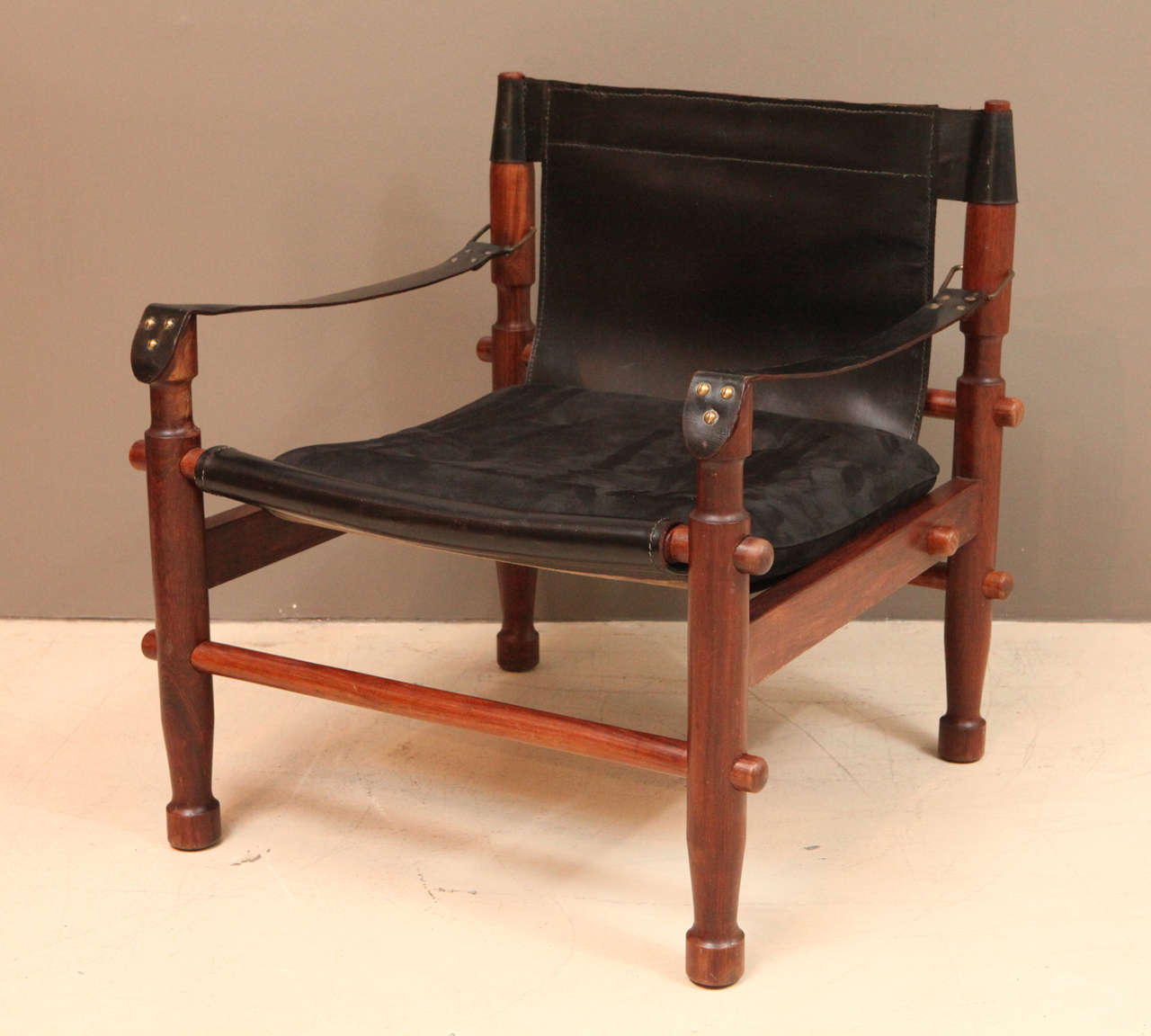 Mid-Century Modern Pair of Black Leather and Rosewood Scandinavian Safari Chairs