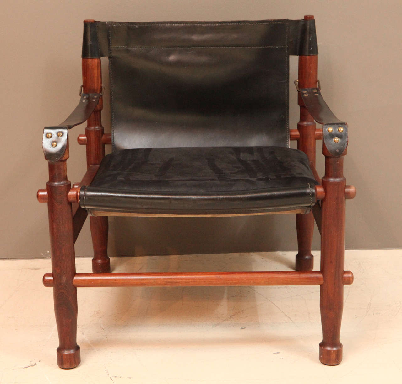 Pair of Black Leather and Rosewood Scandinavian Safari Chairs In Excellent Condition In Los Angeles, CA