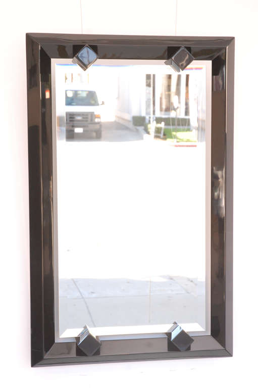 Realizzato da artigiani di Los Angeles, CA, questo specchio laccato chic che presenta tutti gli angoli, dalla cornice laccata smussata allo specchio smussato fluttuante, lo specchio 