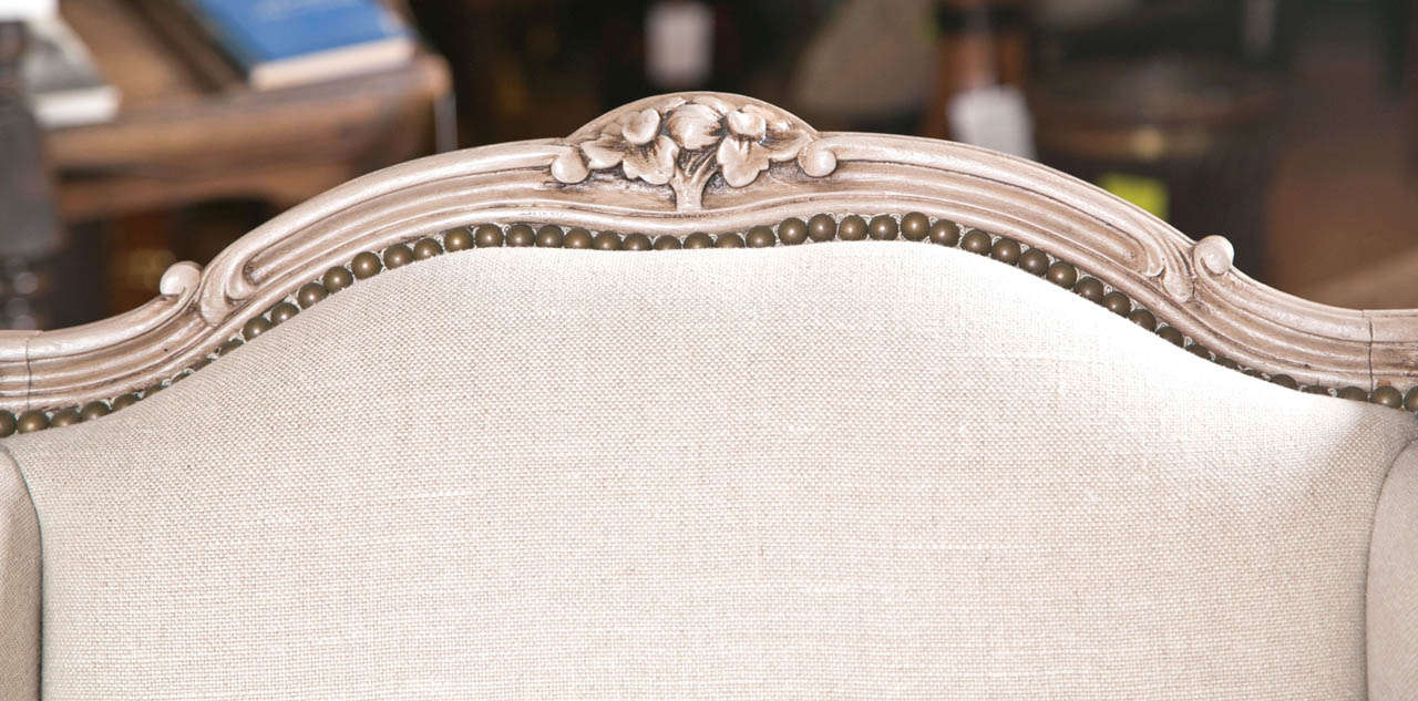 Paire de chaises françaises à oreilles en lin avec têtes à clous Excellent état à Stamford, CT