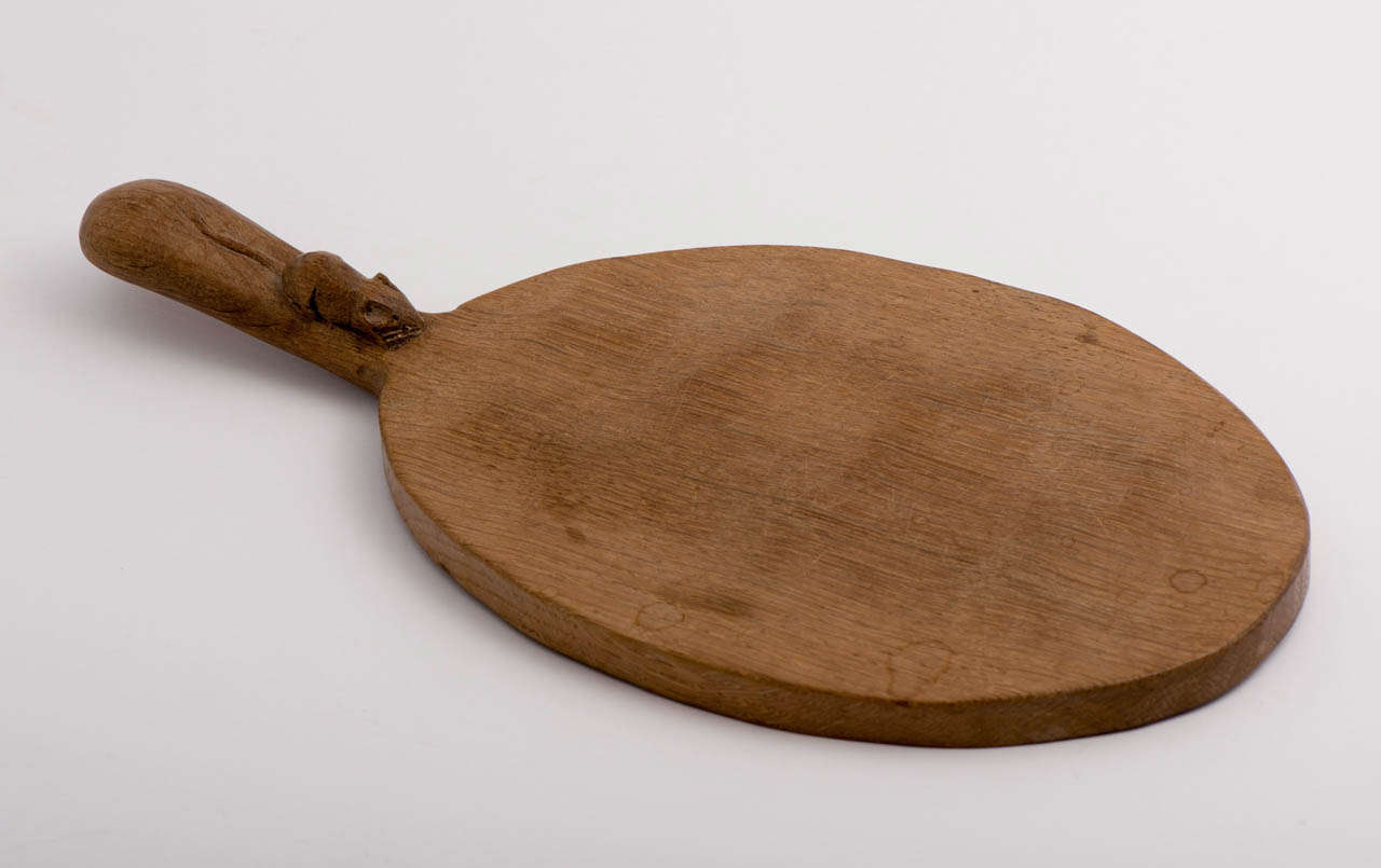 A Robert  “Mouseman” Thompson oak Cheese Board. In Excellent Condition In Macclesfield, Cheshire