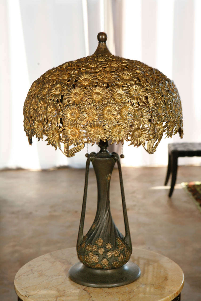 1920s-1930s Pairpoint style bronze lamp base featuring a rare early-20th Century Italian gilt bronze shade with daisies.