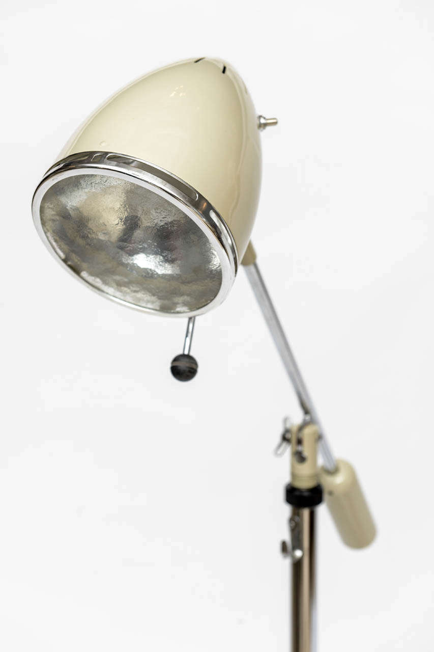 Allemand Lampadaires médicaux allemands réglables en chrome et émail des années 1960