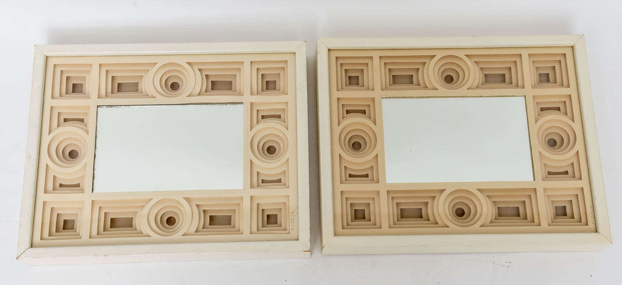 Nous adorons ces miroirs amusants encadrés par des couches géométriques de papier découpé de Jack Eisner. Presque identiques (l'un est plus foncé que l'autre - comme indiqué):: les miroirs sont vendus à l'unité. Signé 