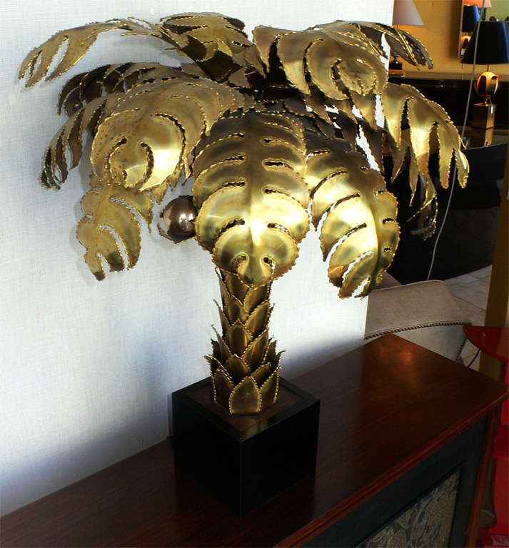 Large 1970s palm-tree shaped lamp by Maison Jansen, in gilded brass with base in black melamine.