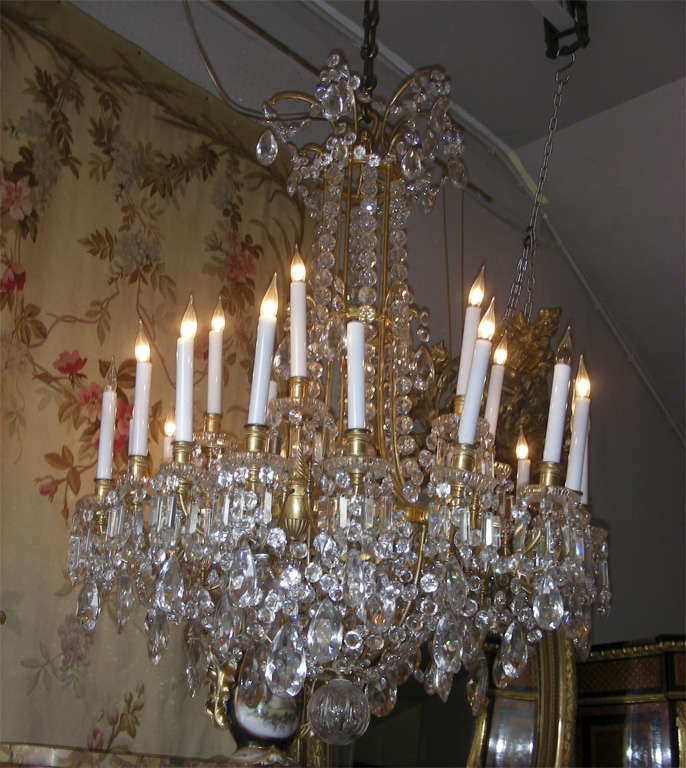 Exceptional end of 19th century signed Baccarat crystal chandelier with structure in gilt bronze. Original gilding. 28 lights.