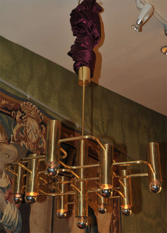 1970s Italian chandelier in gilded metal with nine lights, by Gaetano Sciolari.