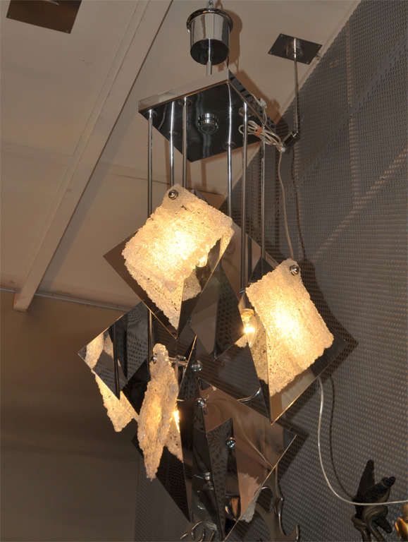 Lustre des années 1970 en métal chromé et verre, attribué à Serge Manzon.