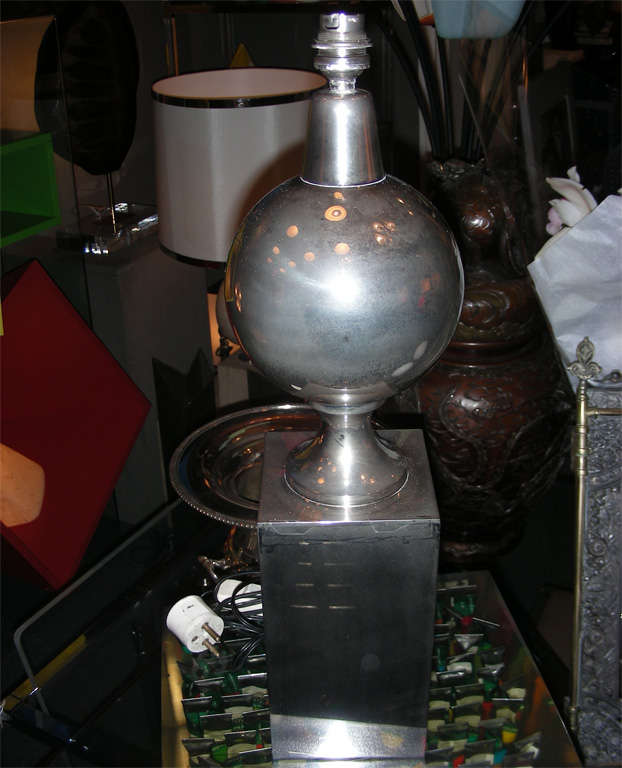 lampe des années 1970 de la Maison Barbier en acier nickelé.