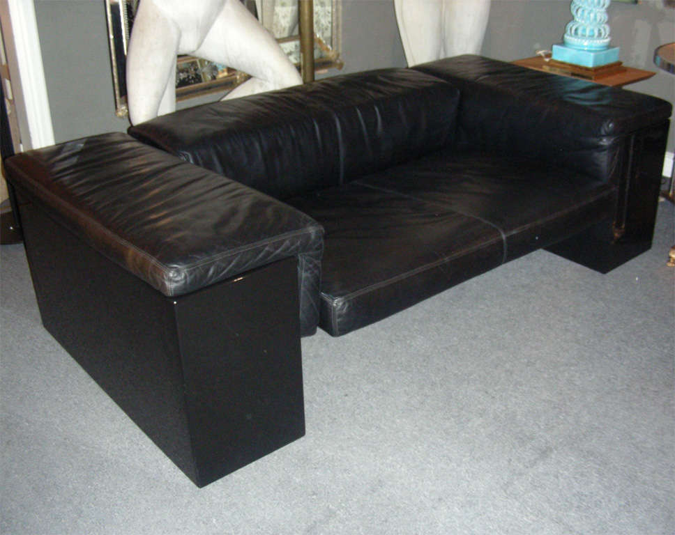 Canapé in black leather and black lacquer.