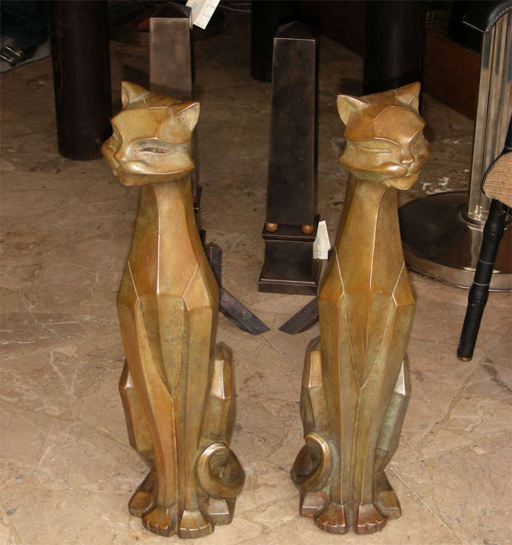 Two andirons in cast iron and patinated bronze, with cats placed in the front. Signed and dated 