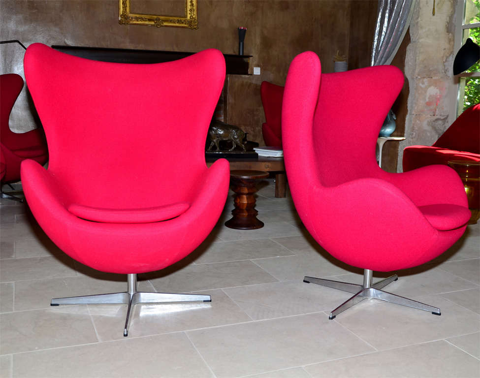 This Pair of swivel tilt red egg chair by Arne Jacobsen, is an edition from the 1990'